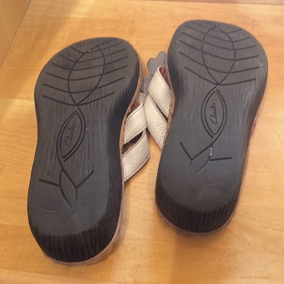 Clark’s sandals with white flower - Picture 5 of 6